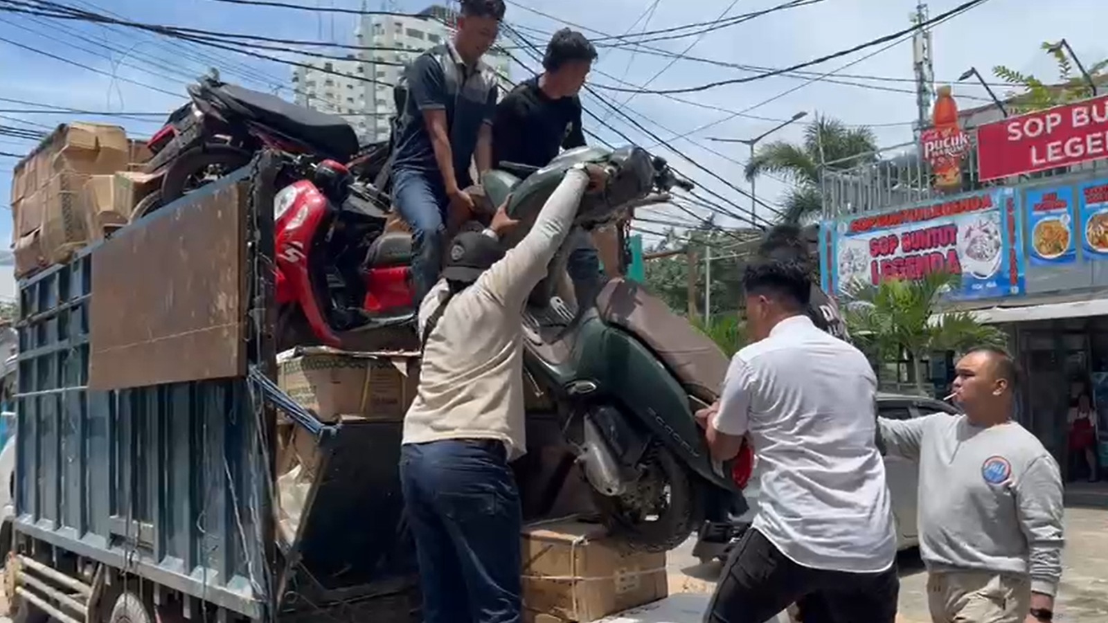 Petugas mengamankan belasan sepeda motor hasil Durian. (BeritaNasional/Bachtiarudin Alam)