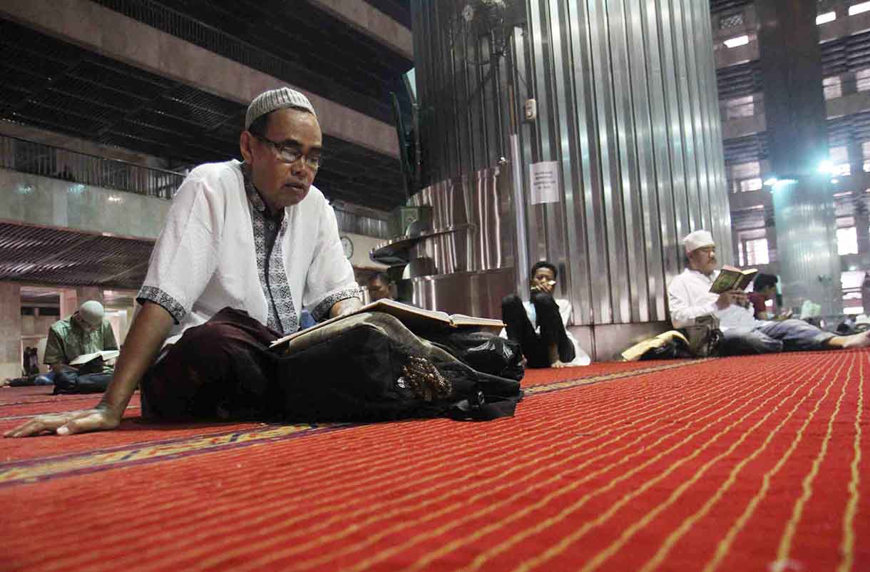 Umat Muslim melakukan tadarus saat hari pertama puasa bulan Ramadan 1446 H di Masjid Istiqlal, Jakarta, Sabtu (1/3/2025).(Beritanasional.com/Oke Atmaja)