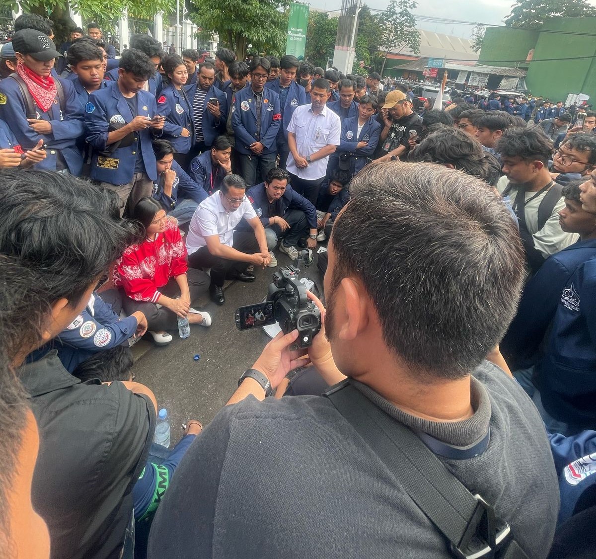 Momen Menteri Hukum, Supratman Andi Agtas, saat temui mahasiswa Universitas Trisakti yang menggelar demonstrasi  terkair RUU TNI. (Foto/Doc. BeritaNasional)