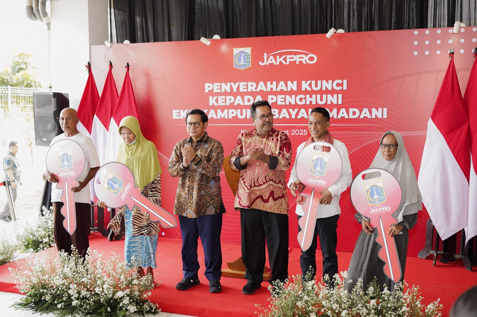 Pramono-Rano Serahkan Kunci Hunian Rusun ke Warga Kampung Bayam. (Foto/Tim Pramono).