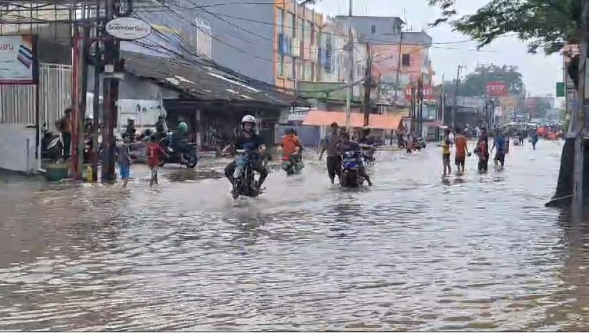 Banjir di Jalan Ciledug Raya. (BeritaNasional/Dewa).