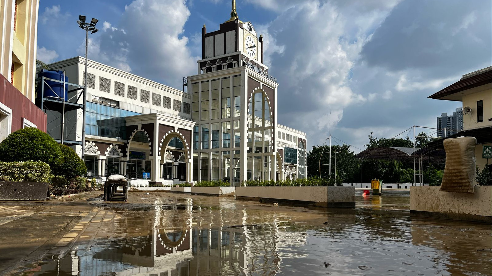 Asrama Haji Embarkasi Bekasi terdampak banjir besar yang melanda kawasan Kota Bekasi. (Foto/Kemenag).