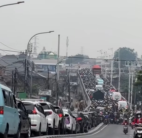 Kemacetan panjang di Jalan Dewi Sartika, Jakarta Timur. (Foto/Istimewa)