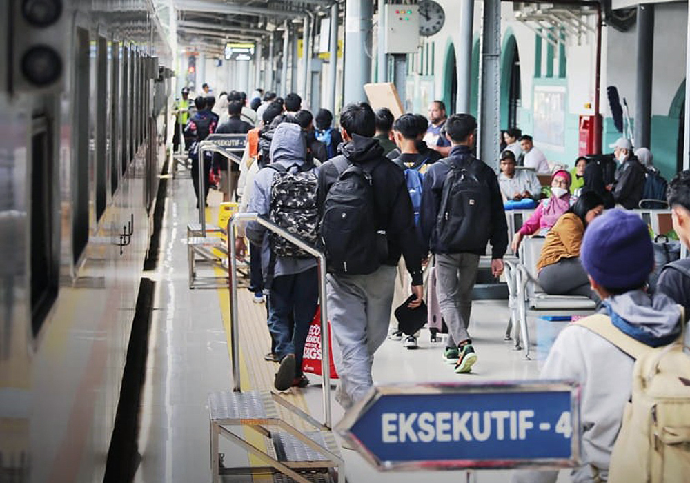 Penumpang mulai memadati stasiun kereta Senen. (BeritaNasional/Elvis Sendouw)