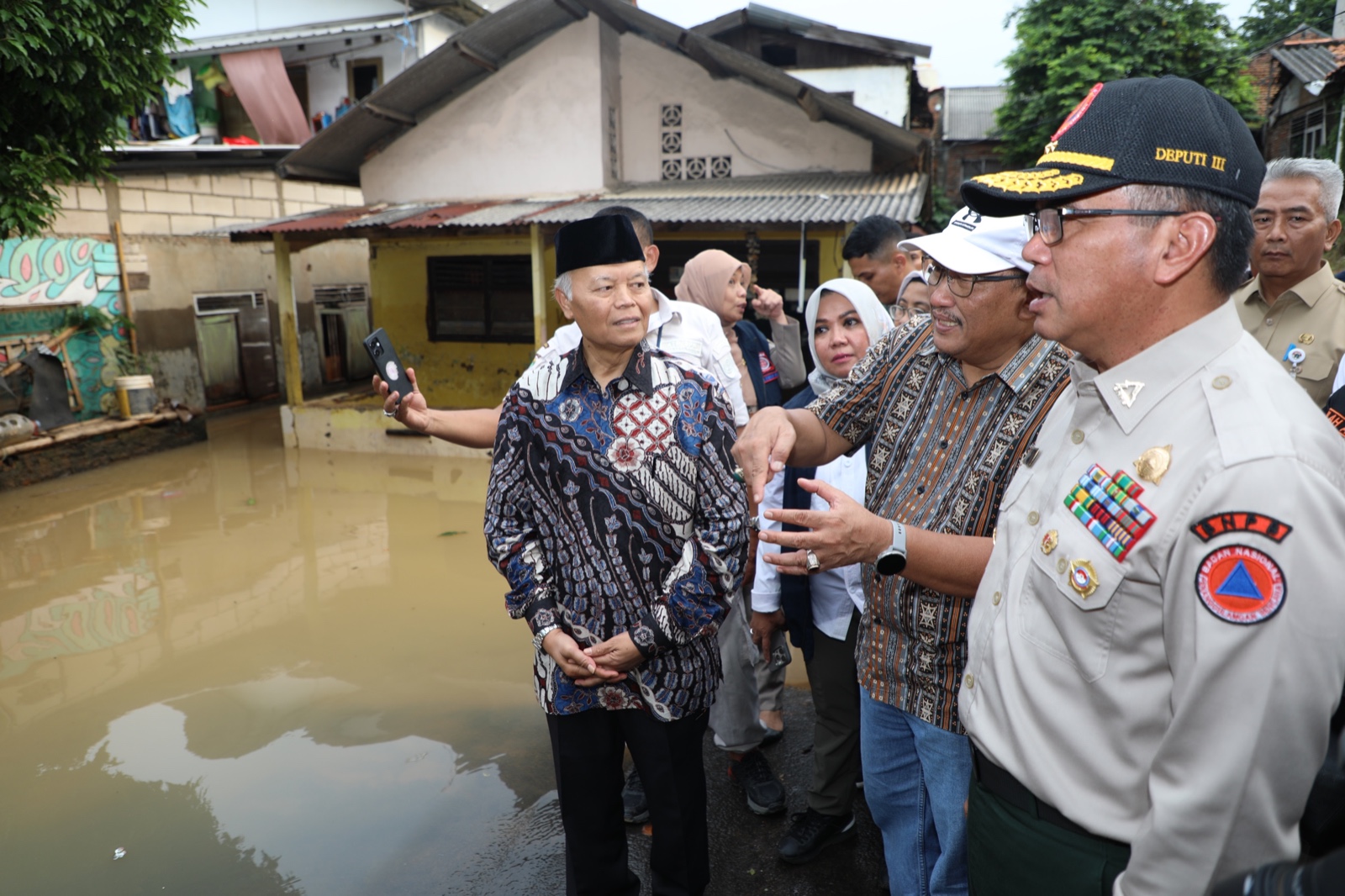 Deputi Bidang Penanganan Darurat BNPB Mayjen TNI Lukmansyah saat meninjau lokasi terdampak banjir. (Foto/BNPB).