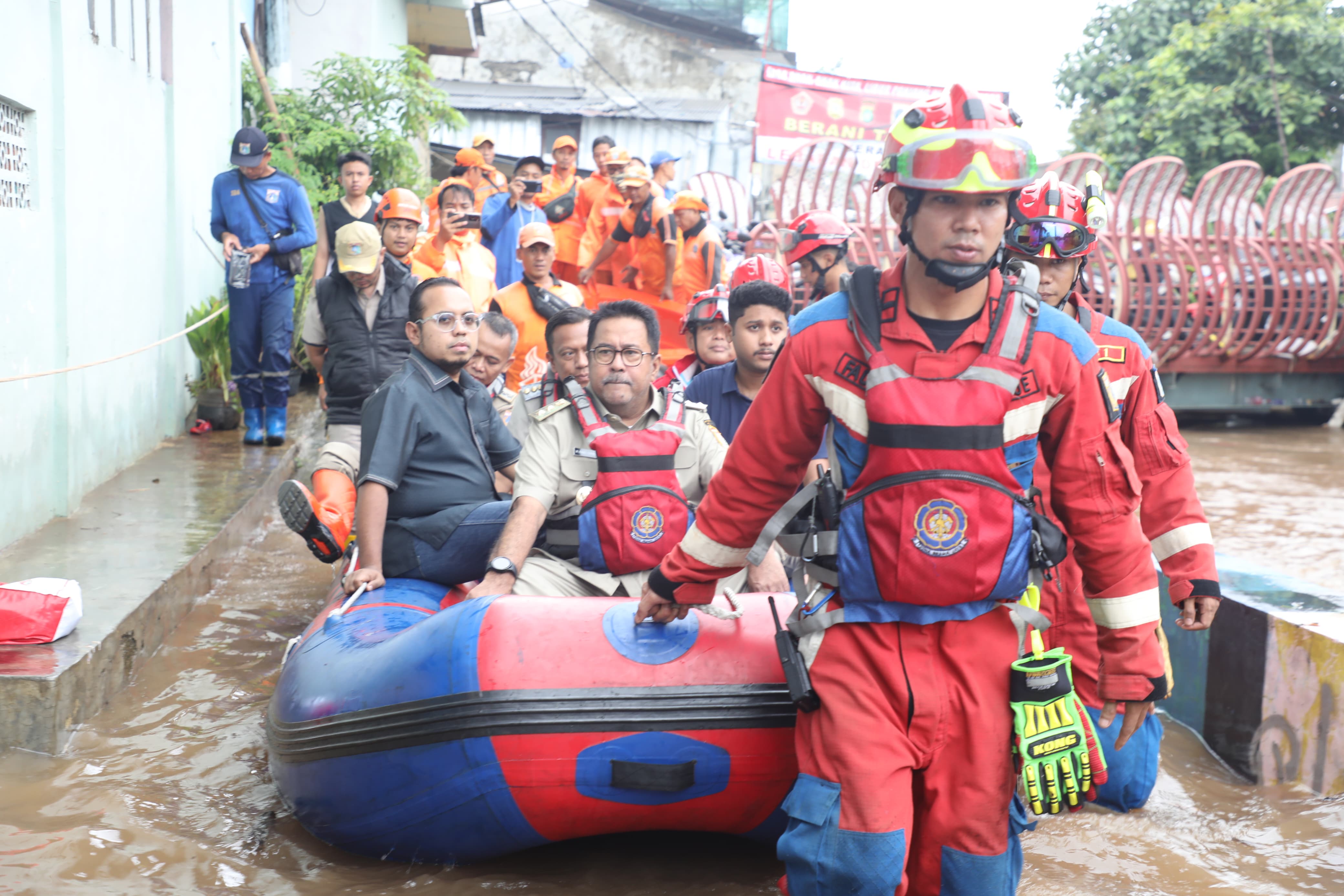 Rano Karno Tinjau Banjir di Lebak Bulus. (Foto/Diskominfotik DKI).