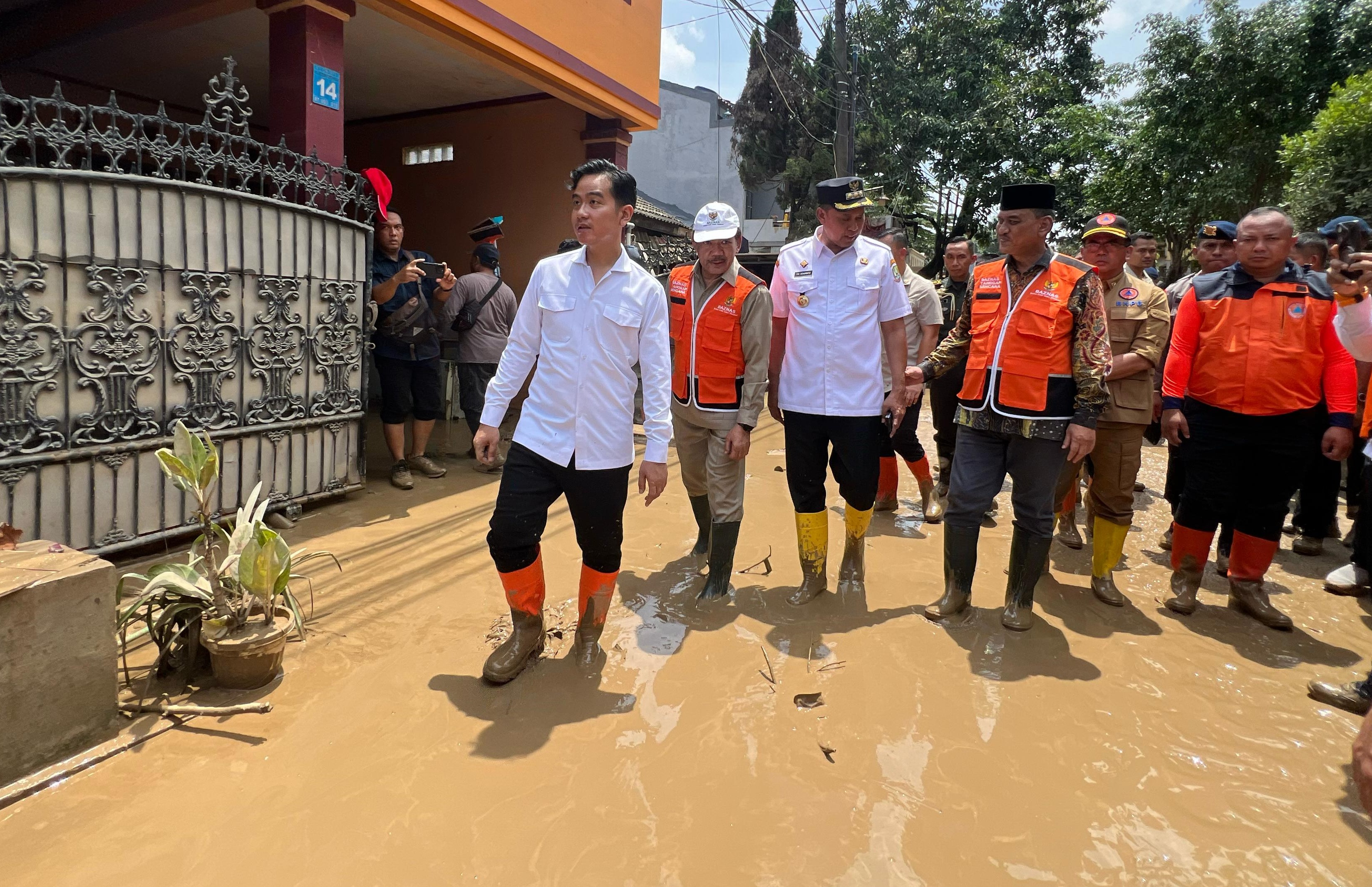 Wapres Gibran Rakabuming meninjau lokasi banjir dan tempat penampungan korban banjir di Bekasi. (BeritaNasional/Elvis Sendouw/HO Setwapres)