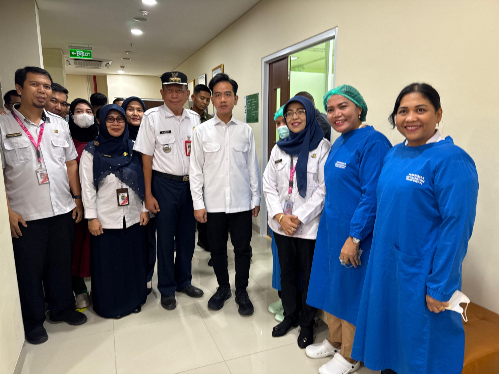 Wapres Gibran Rakabuming Raka (tengah) saat meninjau program CKG di salah satu puskesmas di Jakarta Selatan. (Foto/Setwapres)