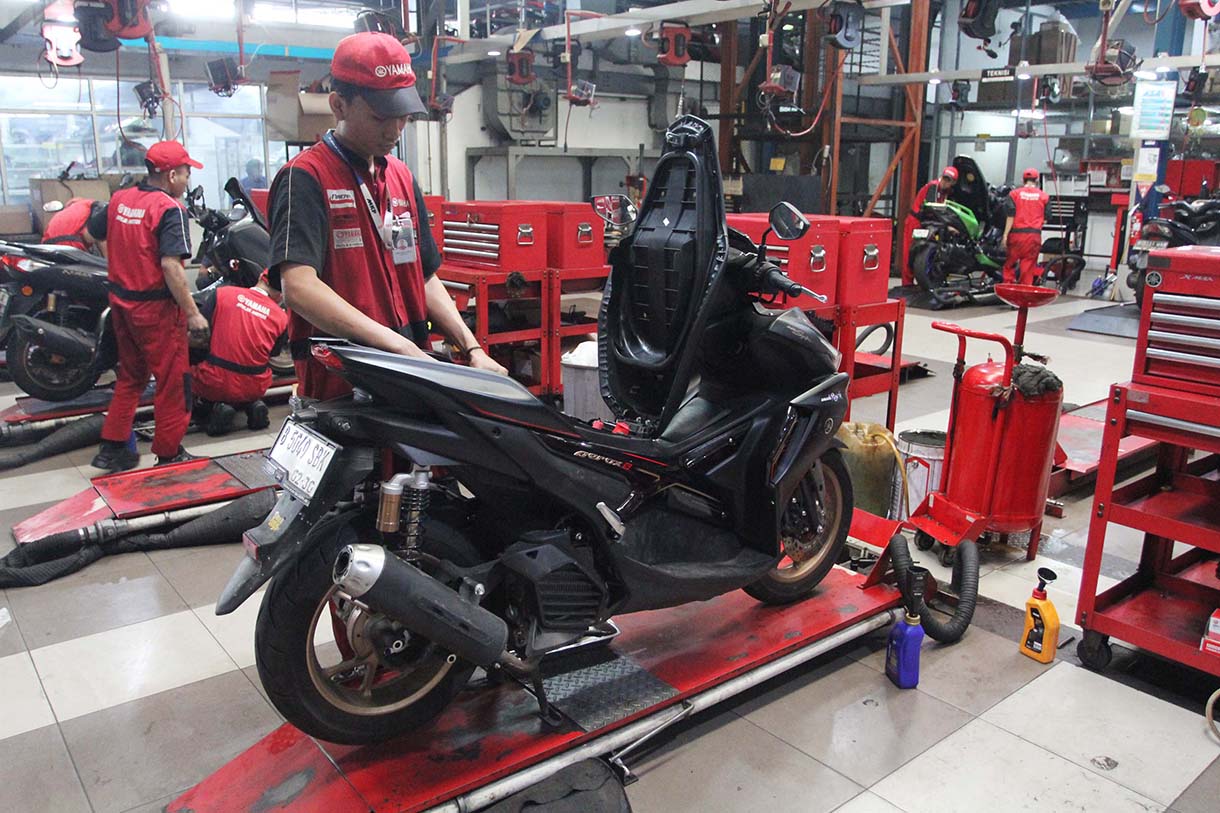 Mekanik memeriksa kondisi motor di bengkel motor Yamaha, Bintaro. (BeritaNasional/Oke Atmaja).