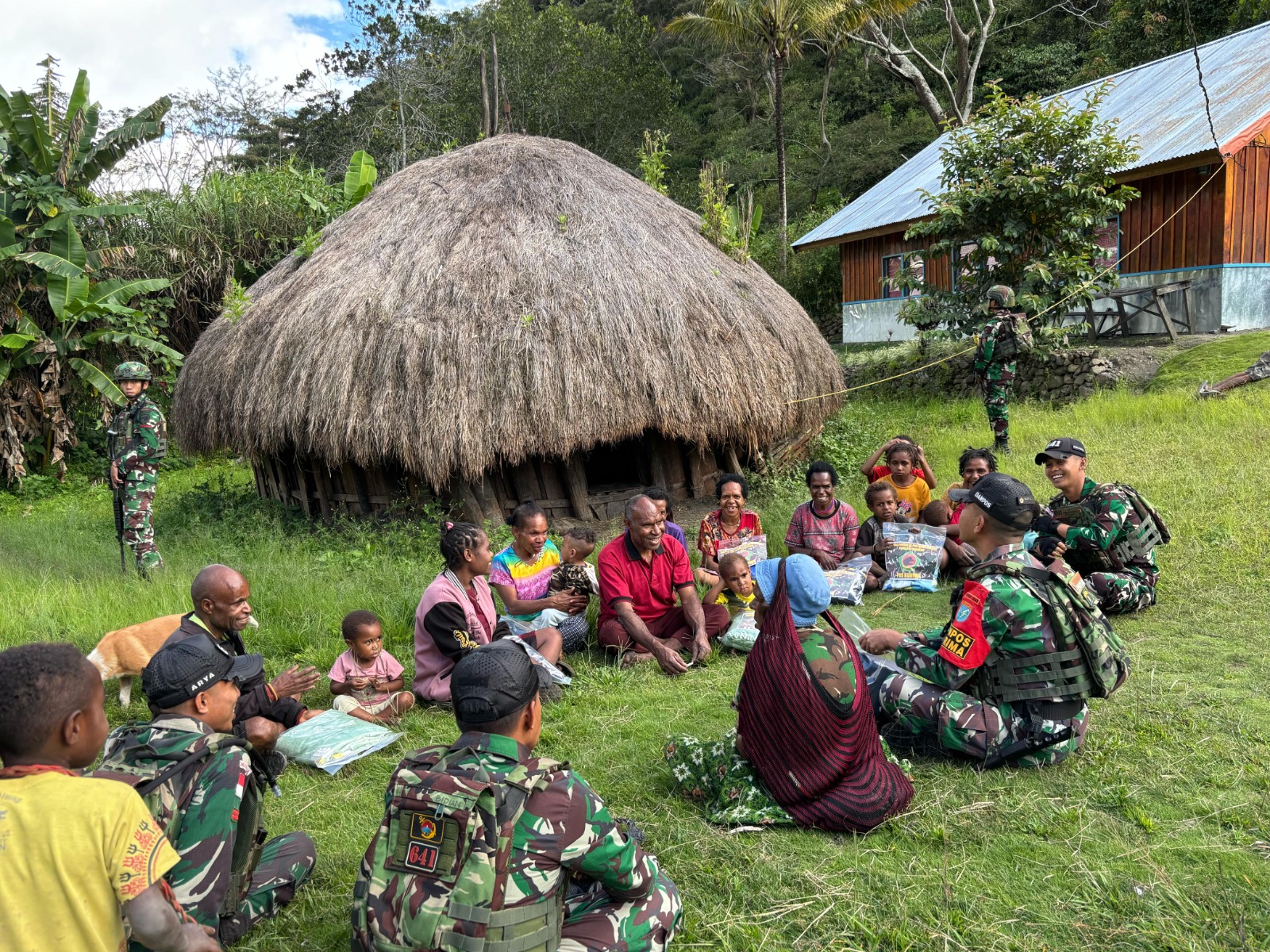 Satgas Yonif 641/BRU. Personel Pos Kurima membagikan selimut kepada warga Papua. (BeritaNasional/Elvis Sendouw/HO Puspen TNI AD)