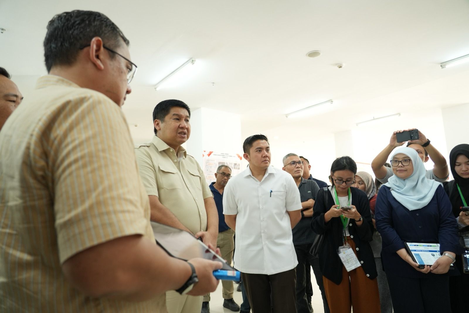 Sekretaris Kabinet (Seskab) Teddy Indra Wijaya (baju putih). (Foto/Setkab).