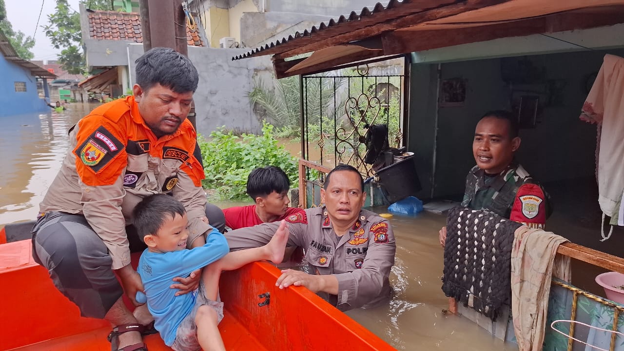 TNI Polri evakuasi warga terdampak banjir di Depok (BeritaNasional/istimewa)