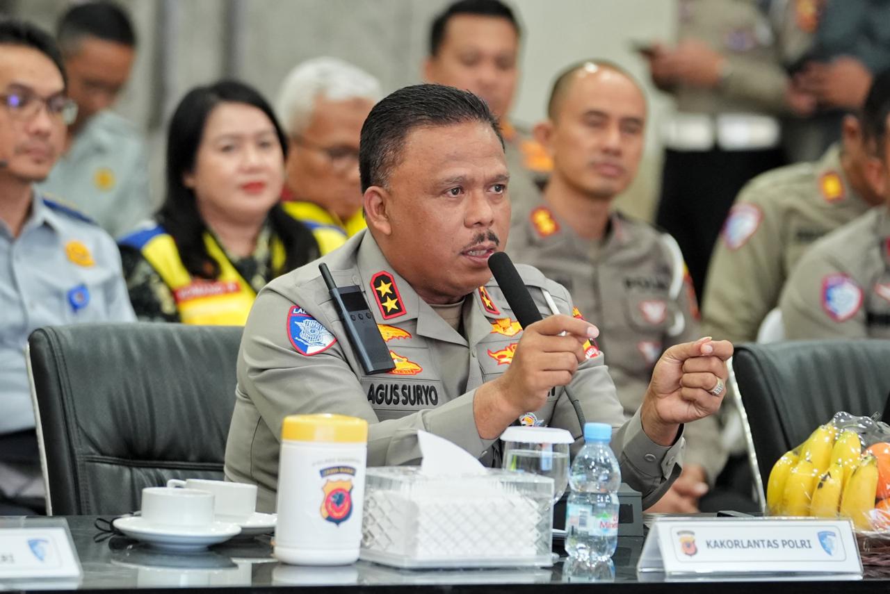 Kakorlantas Polri Irjen Pol Agus Suryo Nugroho saat membahas Operasi Ketupat 2025. (Foto/Istimewa)