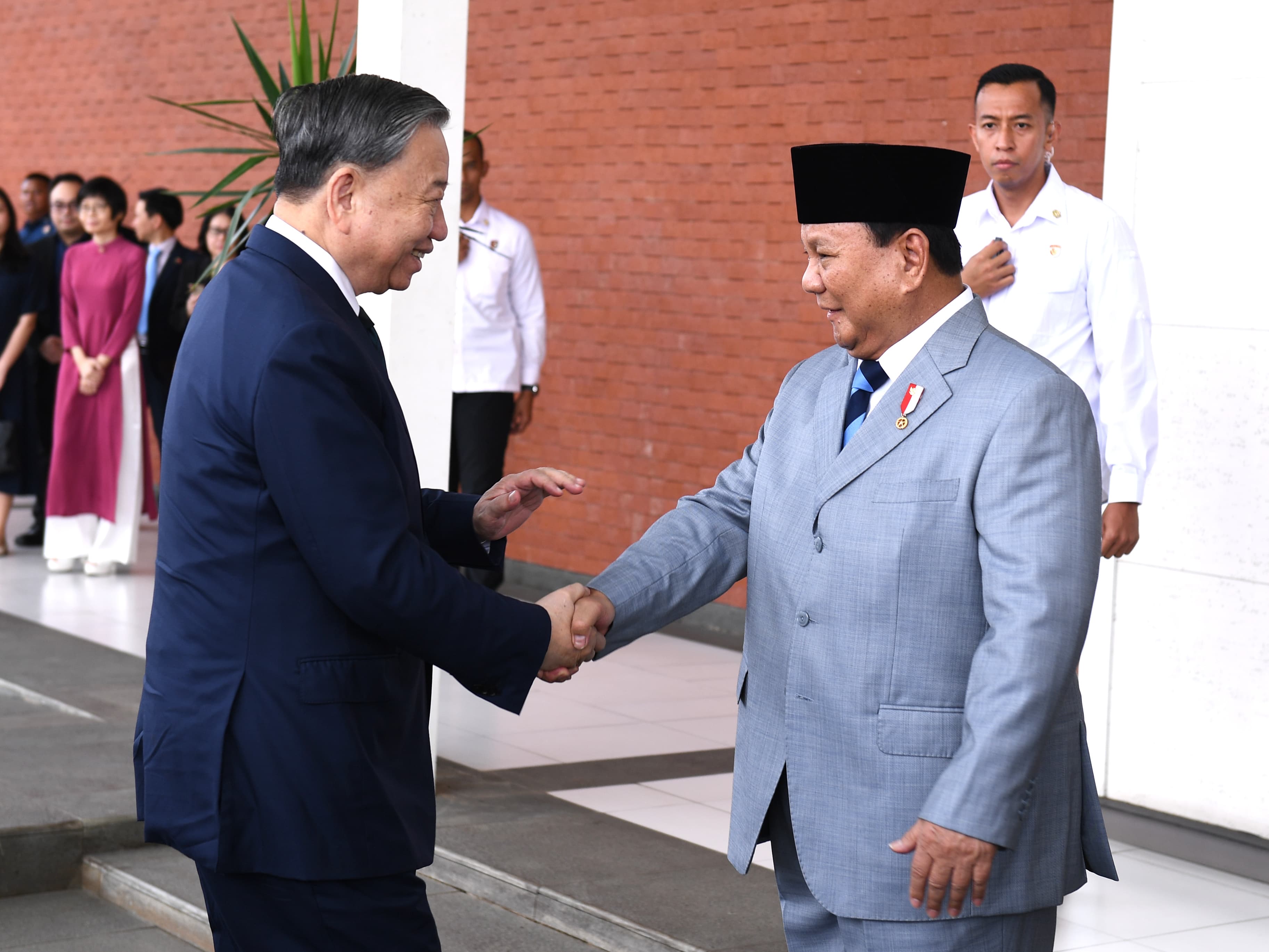 Presiden Indonesia Prabowo Subianto (kanan) mengantarkan keberangkatan Sekjen Komite Sentral Partai Komunis Vietnam (PKV) To Lam. (Foto/BPMI)