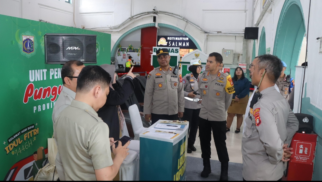 Unit pemberantasan pungli ulai patroli di Stasiun Pasar Senen jelang lebaran.(BeritaNasional/Bactiarudin Alam)