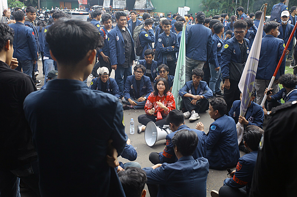 Aksi Mahasiswa yang menahan anggota DPR saat unjuk rasa di DPR. (BeritaNasional/Elvis Sewndouw)