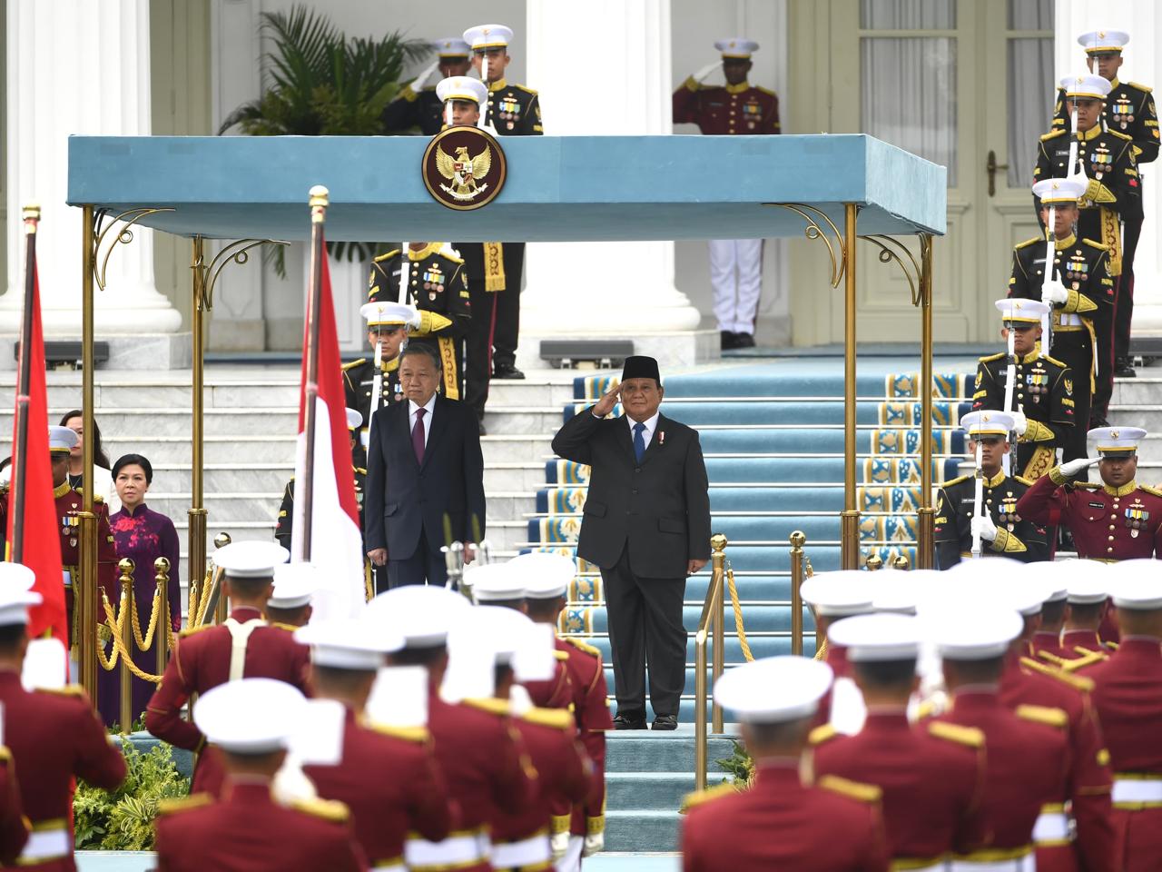 Presiden Prabowo Subianto (kanan) bersama Sekjen Komite Sentral Partai Komunis Vietnam (PKV) To Lam. (Foto/BPMI Setpres)