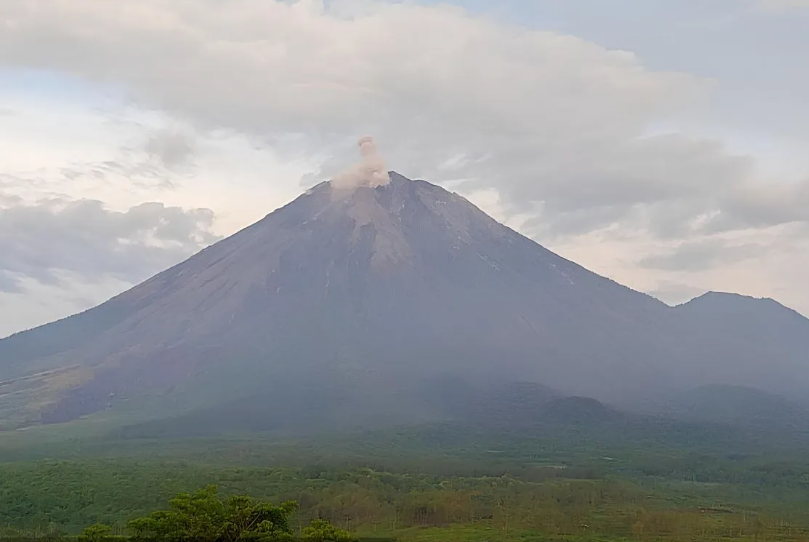 Situasi Gunung Semeru yang mengalami erupsi pagi ini. (Foto/ doc. PVMBG