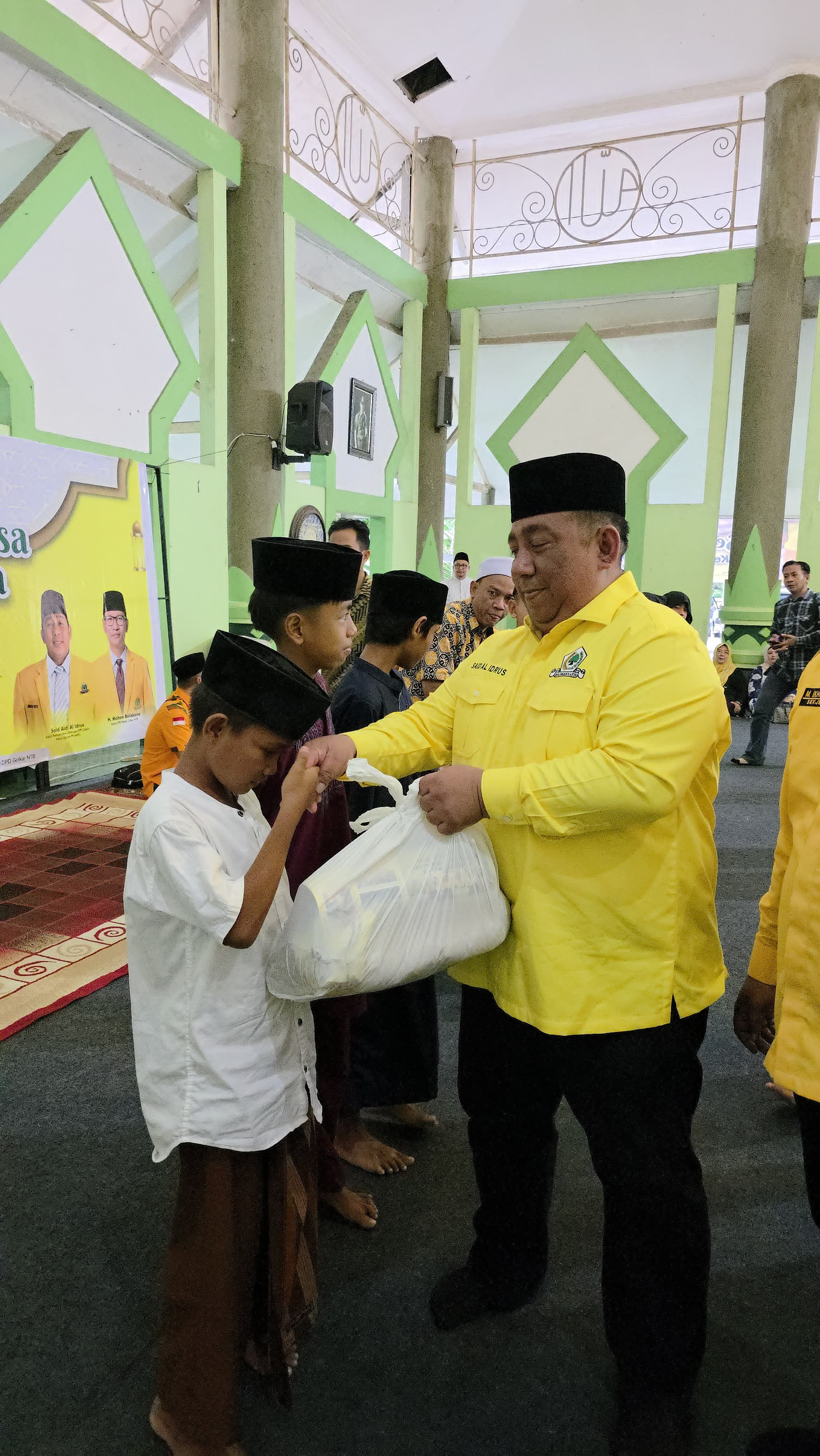 Ketua Umum PP Angkatan Muda Partai Golkar (AMPG) Datuk H Said Aldi Al Idrus saat memberikan santunan kepada anak yatim. (Foto/Istimewa)