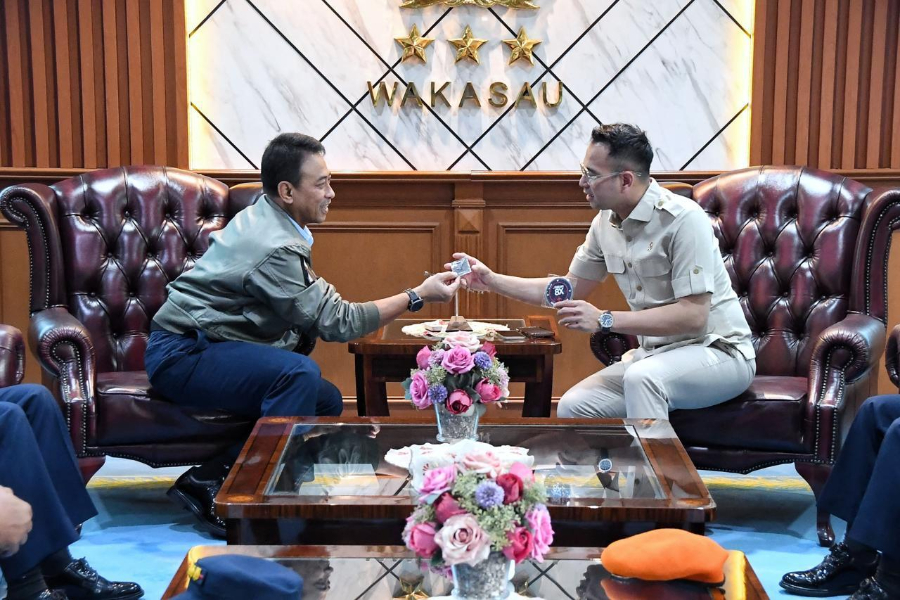 Momen Raffi Ahmad ke markas besar TNI Angkatan Udara. (BeritaNasional/Doc. TNI)