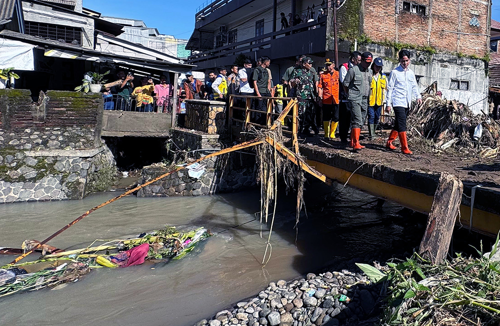 Wakil Presiden RI, Gibran Rakabuming meninjau lokasi yang terdampak banjir di Sukabumi. (BeritaNasional/Elvis Sendouw/HO Setwapres)