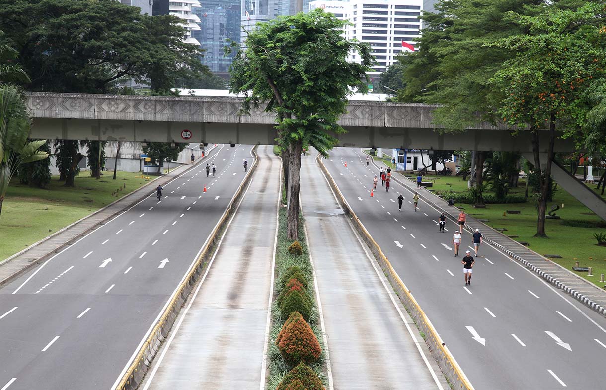 Warga berolahraga di Kawasan bundaran semanggi, Jakarta, Minggu (23/3/2025). (Beritanasional.com/Oke Atmaja)