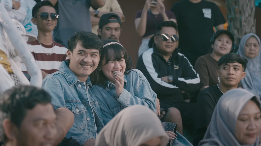 Lirik dan Makna Lagu Wegah Tukaran oleh Happy Asmara dan Gilga Sahid Tangkapan layar klip video lagu Wegah Tukaran oleh Happy Asmara dan Gilga Sahid. (Foto/YouTube)