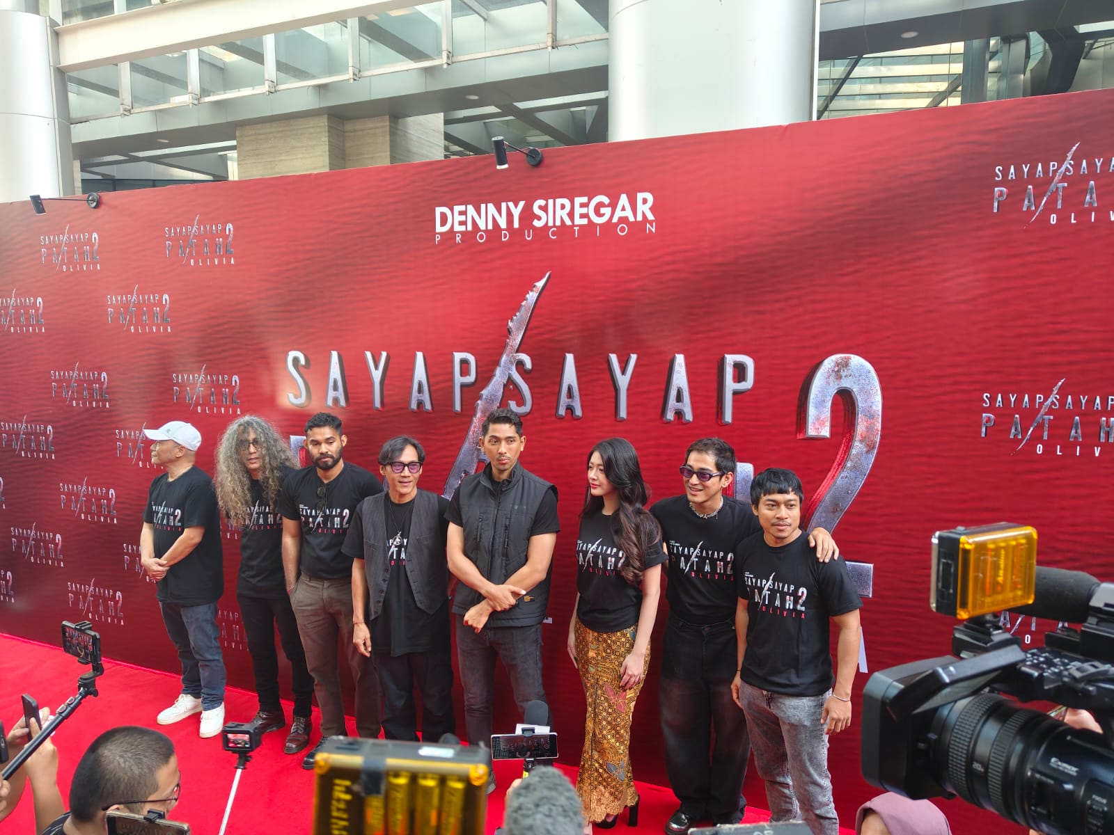 Aktor Arya Saloka (empat dari kanan) saat diwawancarai saat peluncuran film Sayap-sayap Patah 2: Olivia. (BeritaNasional/Bagas Kusumohadi)