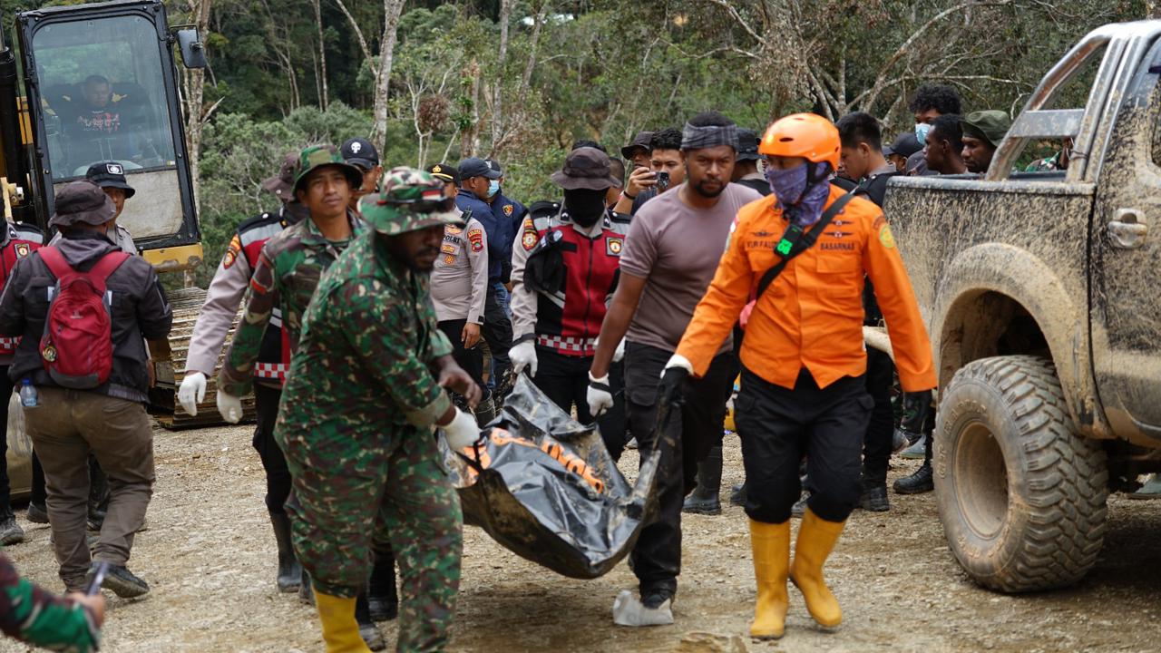 Banjir bandang di Kali Meyof yang menerjang Kampung Jim (Meyes), Distrik Catubouw, Kabupaten Pegunungan Arfak, Papua Barat, pada Jumat (16/5/2025). (Foto/Ist