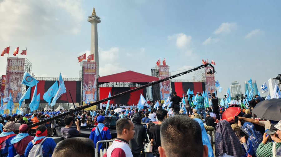Suasana perayaan Hari Buruh 2025 di Monas. (BeritaNasional/Panji Septo)