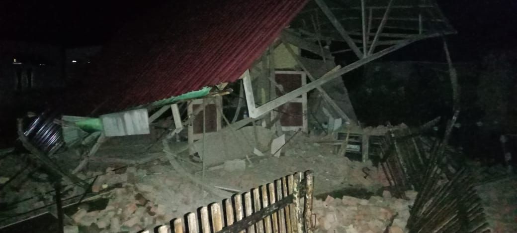 34 Rumah Warga Rusak Akibat Gempa di Bengkulu, Tidak Berpotensi Tsunami Rumah warga Bengkulu yang diguncang gempa rusak. (BeritaNasional/BNPB)