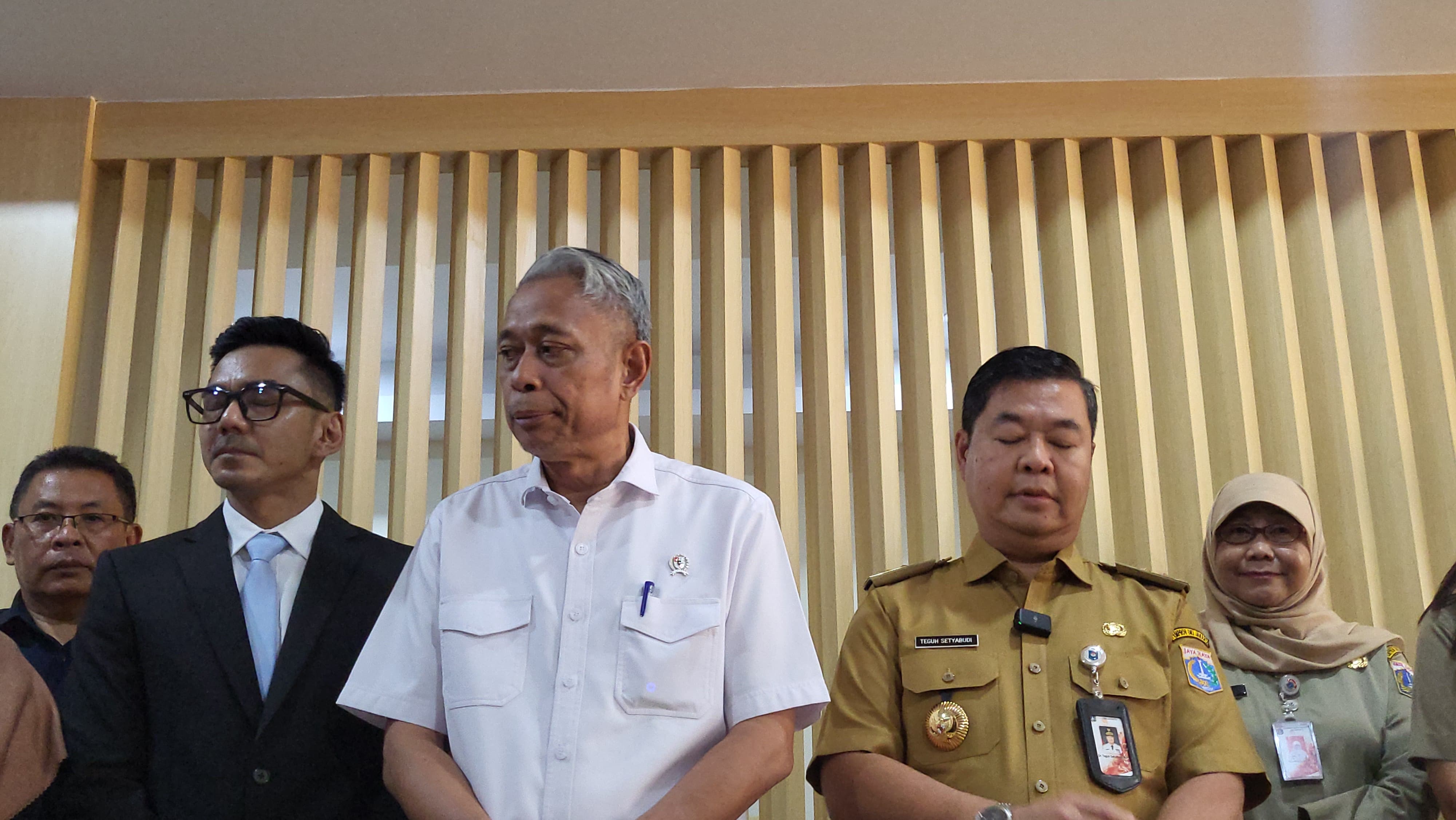 Wamensos Agus Jabo Priyono (tengah) saat diwawancarai. (BeritaNasional/Istimewa)