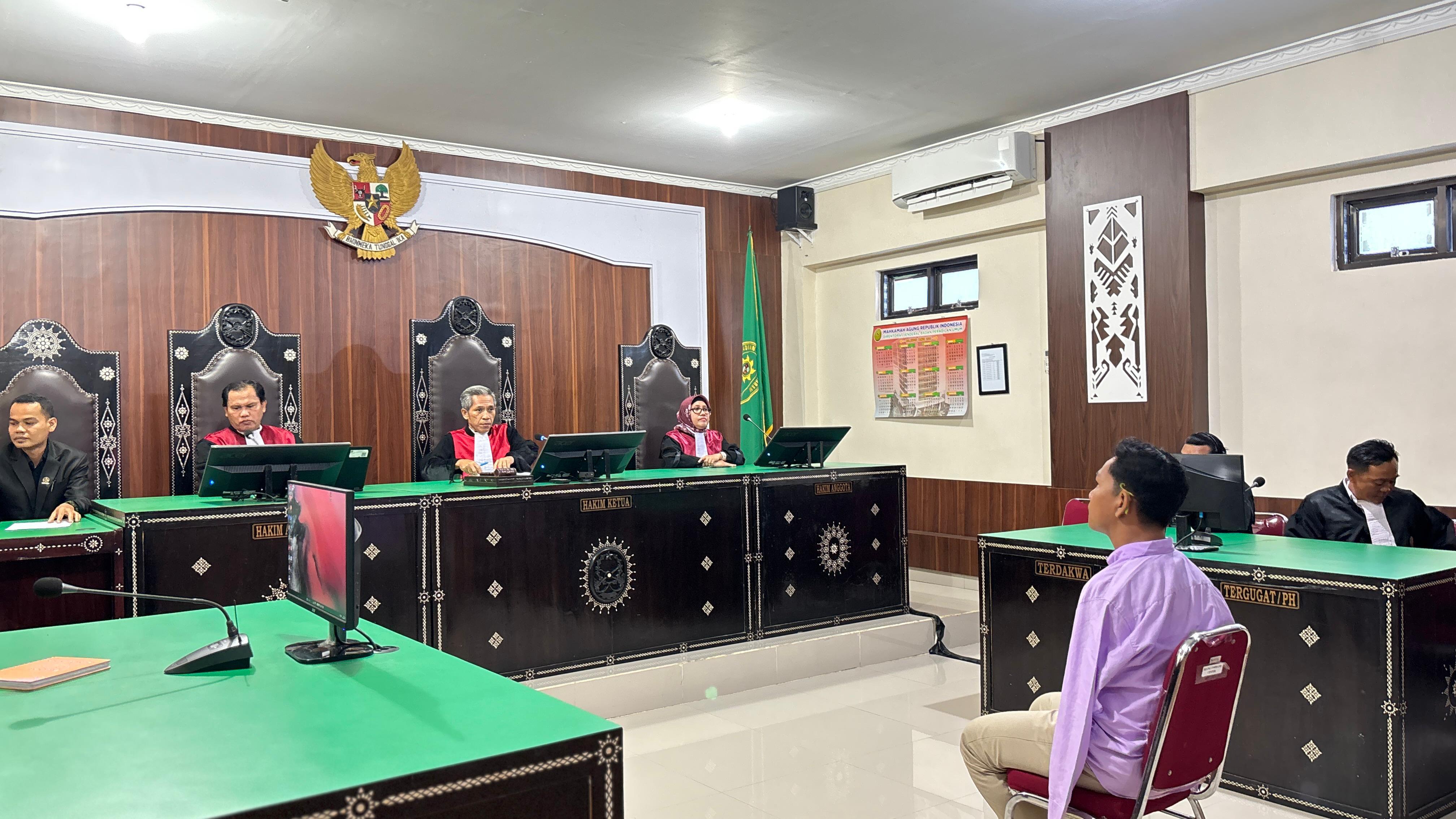 Terdakwa pelecehan seksual Agus buntung mendengarkan penjelasan majelis hakim di PN Mataram NTB. (BeritaNasional/Bachtiarudin)