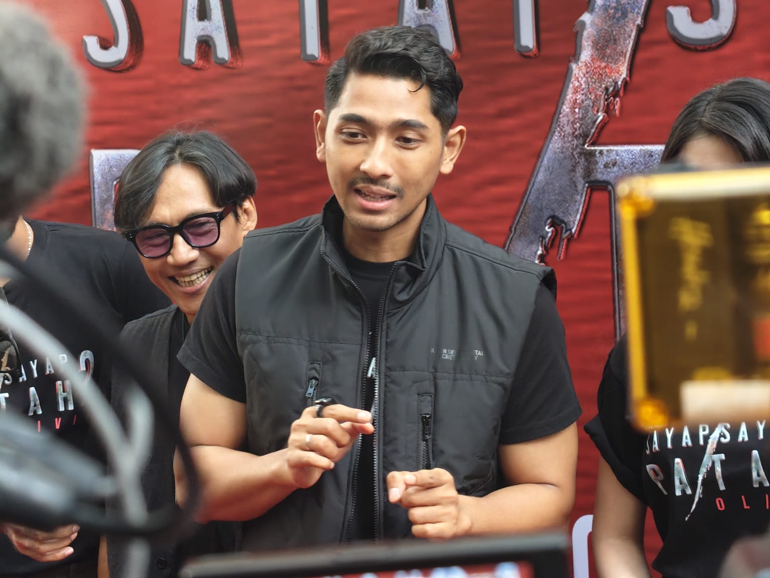 Aktor Arya Saloka saat diwawancarai. (BeritaNasional/Bagas Kusumohadi)