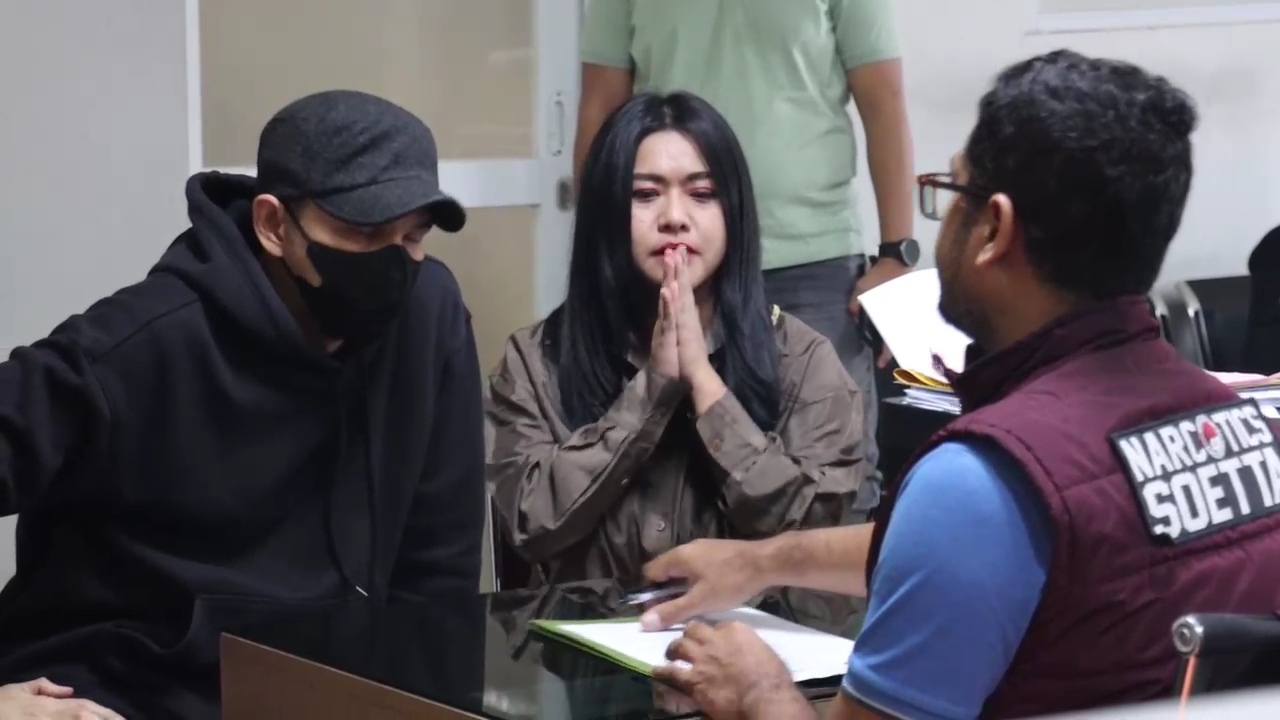 Momen Jonathan Frizzy Wajib Lapor setelah Jadi Tersangka Pengedaran Obat Keras Vape Aktor Jonathan Frizzy (kiri) menjalani wajib lapor pada Kamis (15/5/2025). (Foto/Istimewa)