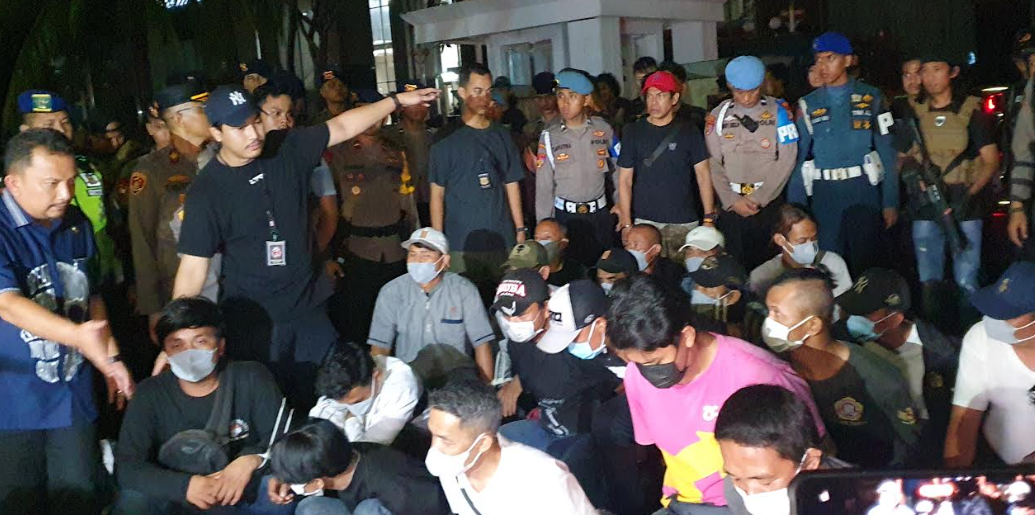 Anggota Kena Ciduk Pungli Parkir Liar di Kembangan Jakbar, FBR dan GRIB Jaya Beda Sikap Sejumlah jukir liar di Kembangan Jakarta Barat diamankan polisi. (BeritaNasional/Bachtiarudin Alam)