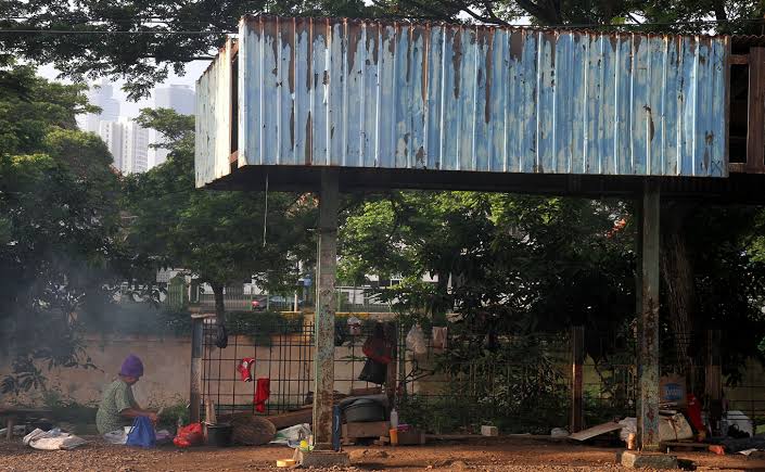 Tuna wisma menempati pelataran stasiun terbengkalai. (BeritaNasional/Oke Atmaja)