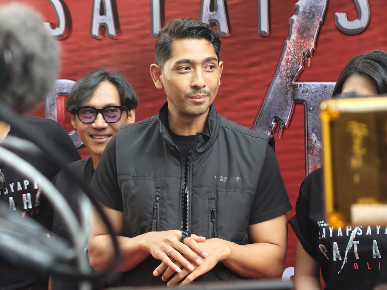 Aktor Arya Saloka saat diwawancarai. (BeritaNasional/Bagas Kusumohadi)