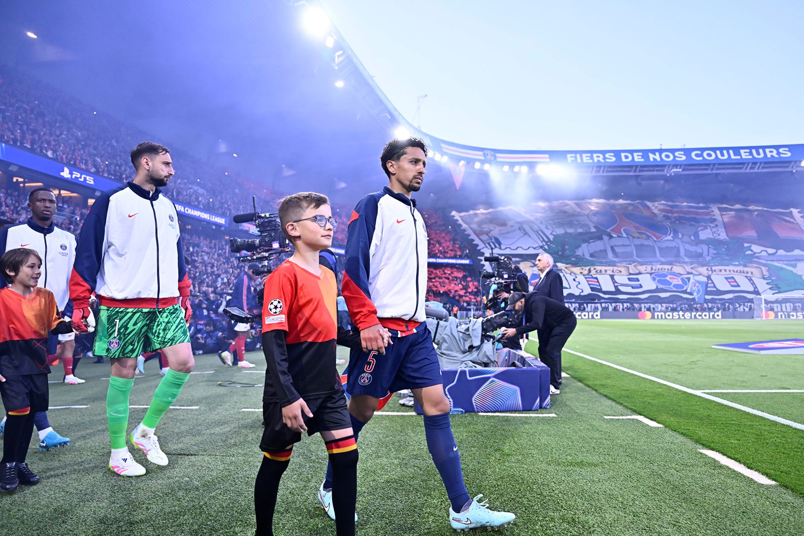Asal Usul Tradisi Pemain Sepak Bola Masuk Lapangan Bersama Anak Kecil Pemain PSG saat memasuki lapangan. (Foto/PSG).