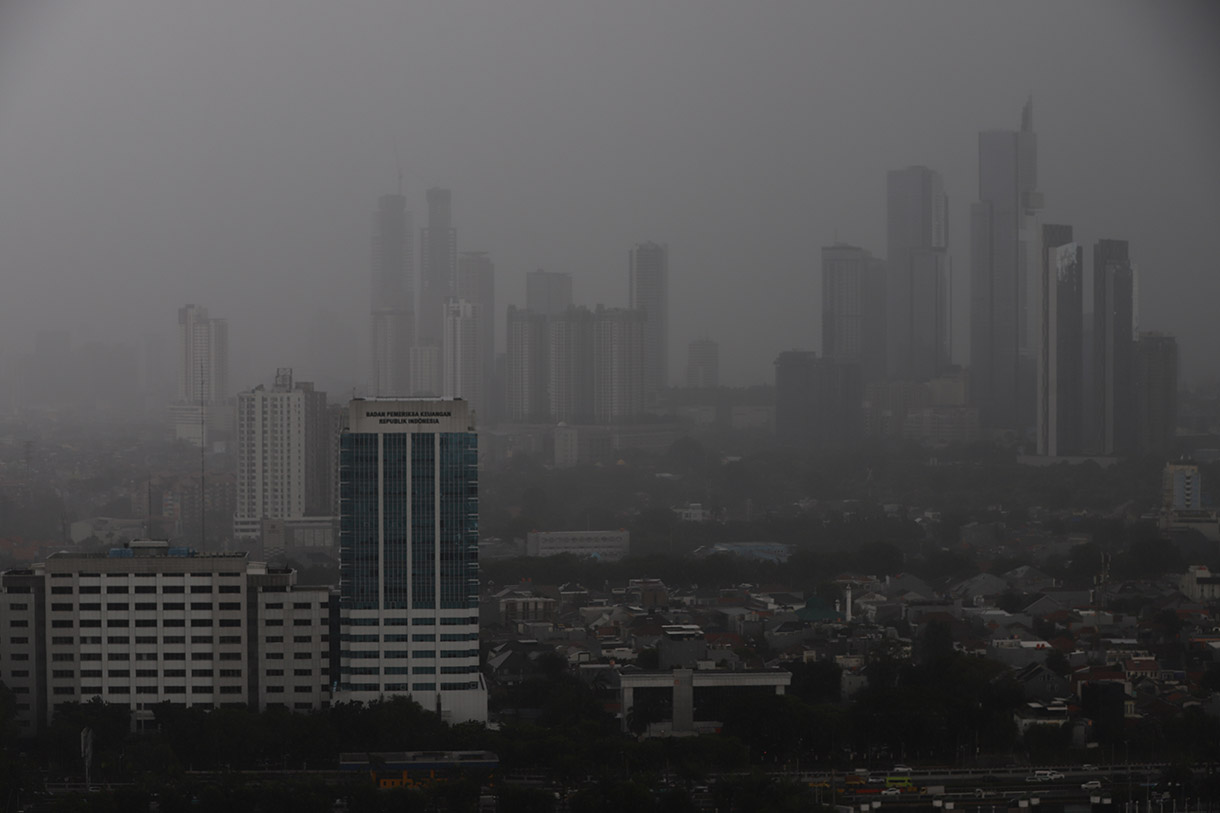 Awan tebal menyelimuti Kota Jakarta. (BeritaNasional/Oke Atmaja)