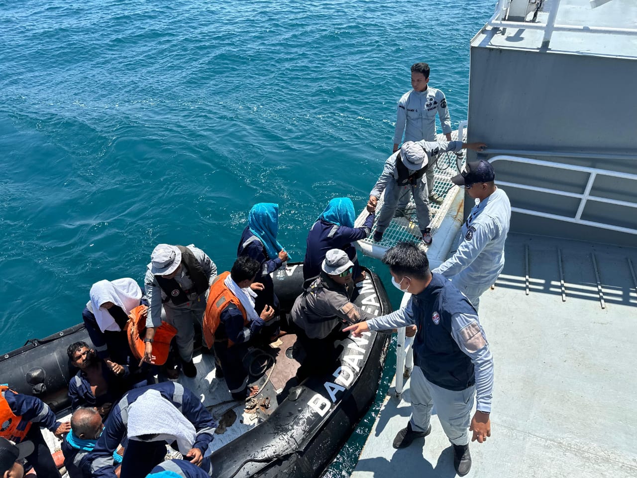 Bakamla RI Selamatkan 14 ABK Korban Kapal Tenggelam di Perairan Utara Berakit. (Foto/Bakamla)