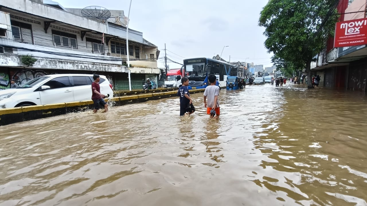 Ilustrasi banjir menggenangi ruas jalan di Jatinegara, Jakarta Timur. (BeritaNasional/Oke Atmaja).
