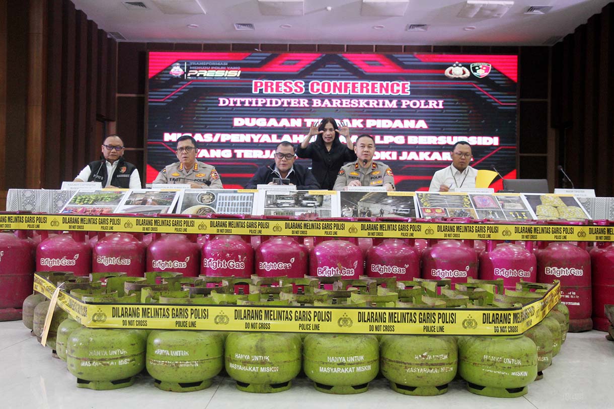 Direktorat Tindak Pidana Tertentu (Dittipidter) Bareskrim Polri Brigjen Pol Nunung Syaifudin bersama Karo Penmas Divisi Humas Mabes Polri Brigjen Pol Trunoyudo Wisnu Andiko memberi keterangan saat ungkap kasus pengopolosan tabung gas elpiji di Bareskrim Mabes Polri, Jakarta, Kamis (22/5/2025).(Beritanasional.com/oke Atmaja)