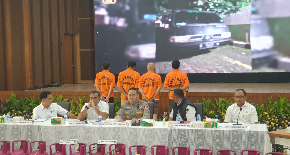 Bareskrim membeber tersangka dan barang bukti kasus pengoplosan tabung gas elpiji 3 kg. (BeritaNasional/Bachtiarudin Alam)