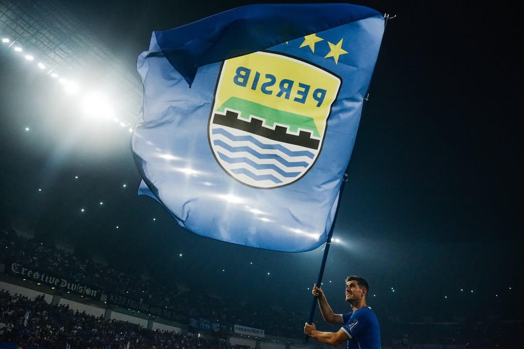 Bek Nick Kuipers memegang bendera Persib Bandung. (Foto/Instagram Nick Kuipers)