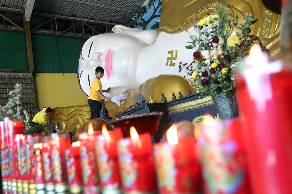 Pekerja bersih-bersih patung Budha Tidur di Vihara Buddha Dharma & 8 Pho Sat Bogor. (BeritaNasional/Elvis Sendouw)