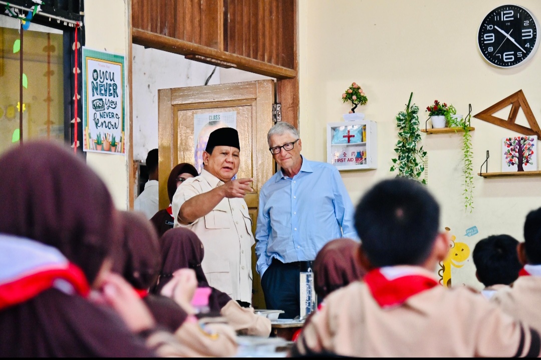 Presiden Prabowo Subianto bersama Bill Gates melihat program MBG di sekolah dasar. (BeritaNasional/Oke Atmaja)