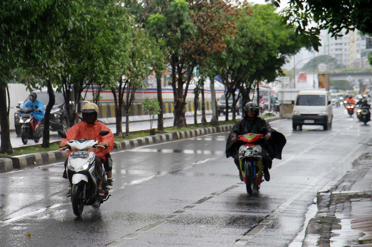 Pengendara motor melintas di Kawasan Pramuka, Jakarta, Minggu (11/5/2025) Badan Meteorologi, Klimatologi, dan Geofisika (BMKG) memperkirakan sebagian besar wilayah Indonesia akan diguyur hujan dengan intensitas sedang hingga lebat pada Minggu (11/5/2025).(Beritanasional.com/Oke Atmaja)
