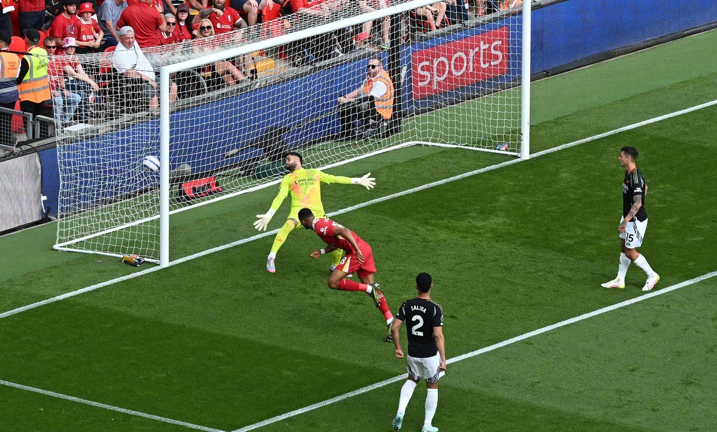Bomber Liverpool Cody Gakpo menyundul bola ke gawang Arsenal yang dikawal David Raya. (Foto/liverpoolfc.com)