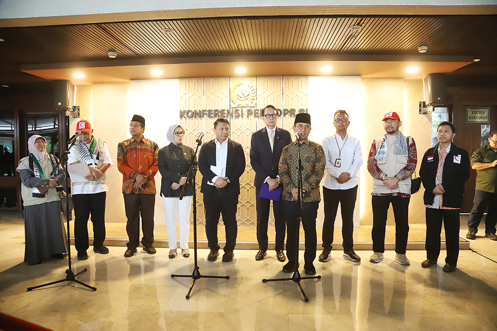 Badan Kerja Sama Antar Parlemen (BKSAP) DPR  RI Tim Emergency Medical Team (EMT) ke-2 Bulan Sabit Merah Indonesia (BSMI) memberikan keterangan kepada wartawan terkait bantuan kemanusiaan di Gaza. (BeritaNasional/Elvis Sendouw)
